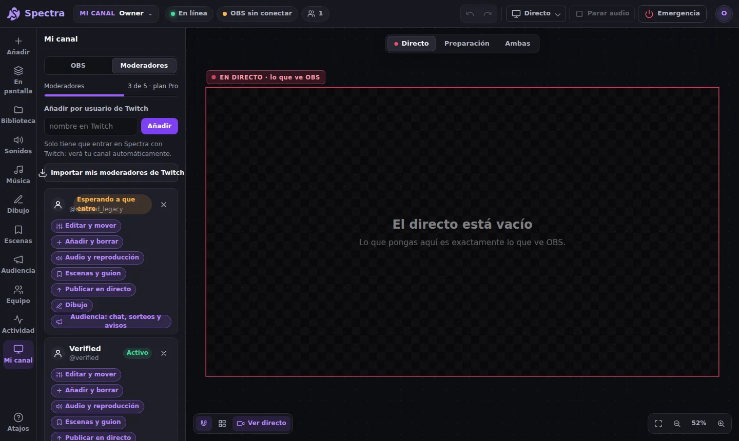 Panel Mi canal → Moderadores con el campo para invitar por nombre de Twitch y la lista de permisos de cada moderador